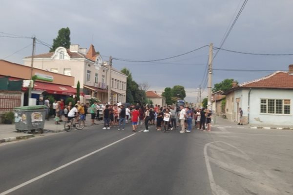 Жители на с. Братаница блокираха главния път Пазарджик-Велинград малко преди 20 ч. 