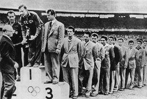 Д-р Божков на почетната стълбичка на олимпиадата в Мелбърн, където взехме бронзови медали.