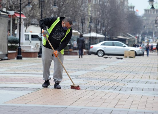 Минималната работна заплата става 1077 лв. от догодина.