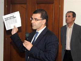 13 август 2009 г.: Министър Симеон Дянков се срещна във ведомството с предшественика си Пламен Орешарски. 
СНИМКА: "24 ЧАСА"
