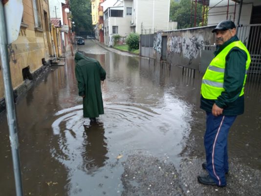 сновната задача на целия наличен състав съвместно с КМД е своевременното почистване на дъждоприемните шахти  СНИМКА: Анелия Перчева