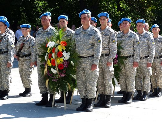 Венци и цветя бяха поднесени на паметника на Апостола