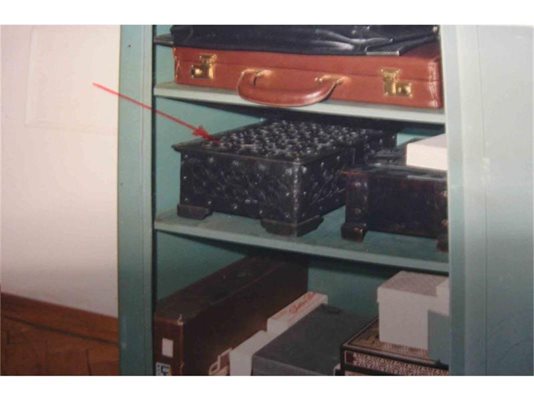 Монетите са открити в кутии в железен шкаф в дома на шефа на БОК. 
СНИМКИ: АРХИВ НА ДЕЛОТО