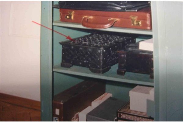 Монетите са открити в кутии в железен шкаф в дома на шефа на БОК. 
СНИМКИ: АРХИВ НА ДЕЛОТО