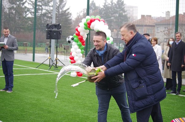 Новият футболен комплекс в Казанлък е спонсориран от Българския футболен съюз чрез ФИФА.
