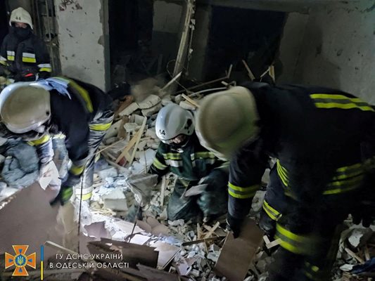 Спасители на мястото на ракетния удар в Билгород-Днестровски, Одеска област
Снимки: Ройтерс