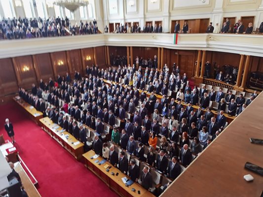Депутатите от 49-ото НС при полаганато на клетвата си в пленарната зала.
Снимка: Йордан Симеонов