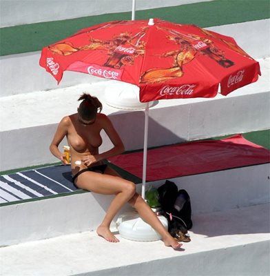 В столичните басейни плажуването по монокини, освен че не е забранено, е широко практикувано.