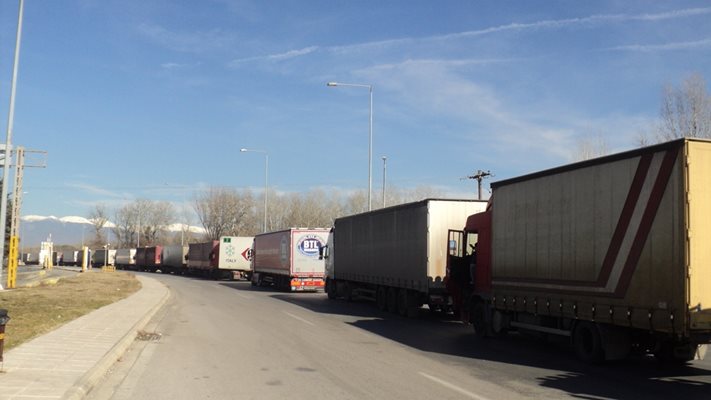 Изчакванията на камионите по някои от граничните пунктове сега стигат до 6 часа и оскъпяват износа от страната. Пълноценното приемане на България в Шенген може да увеличи родния БВП с 8 млрд. лв. 
СНИМКА: ТОНИ МАСКРЪЧКА