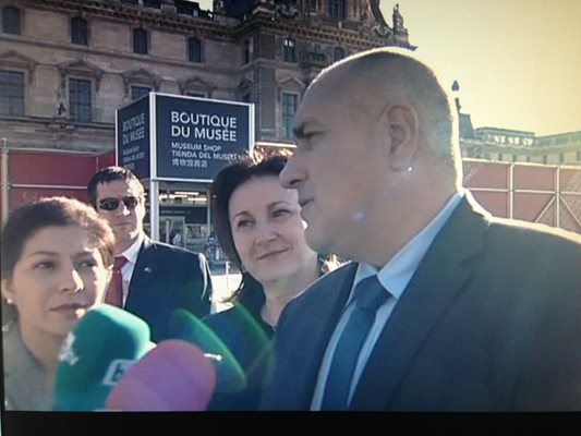 Севи (най-вляво) е до премиера Борисов при изявленията му пред медиите, на снимката - пред Лувъра тези дни. От днес тя му е и кумица.