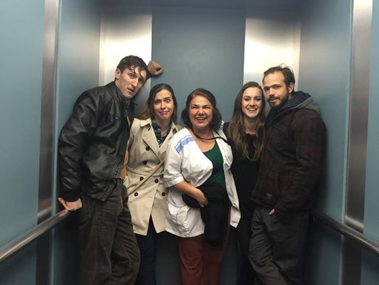 Мартина Вачкова заедно с колегите си актьори в асансьора на болницата от филма. Вляво е Димо Алексиев, вдясно - Алек Алексиев.  СНИМКА: ФЕЙСБУК