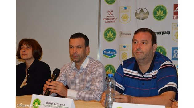 Ненчо Касъмов (вдясно) и кметът на Сандански Кирил Котев на пресконференцията след “Пирин фолк”