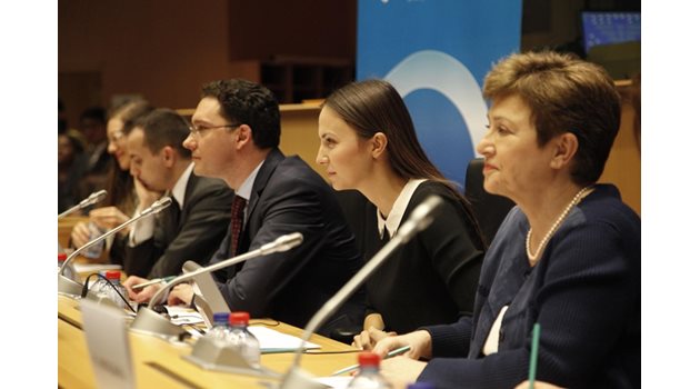 Ева Паунова и доскорошният български еврокомисар Кристалина Георгиева на кръгла маса в Европейския парламент.