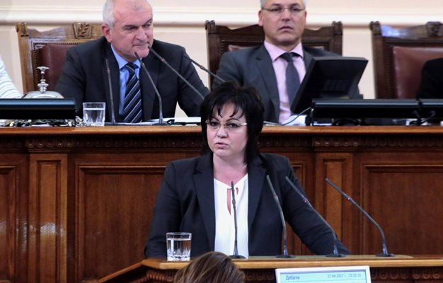 Корнелия Нинова на парламентарната трибуна. Снимка БСП