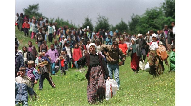 Албански бежанци бягат от Косово по време на войната.