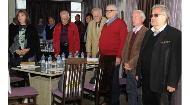 Плеяда от учени се събраха на научна конференция в Ахтопол. Тя бе организирана от сдружение “Черноморска Странджа”, чийто председател е депутатът Петър Кънев (третият от дясно на ляво).