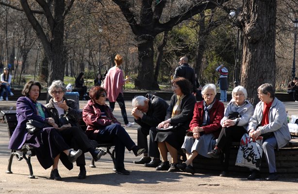 Минималната пенсия ще бъде 370 лв. от 1 окотомври. 