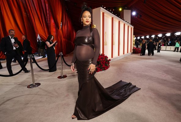 Бременната Риана позира на червения килим на наградите "Оскар"  СНИМКА: Ройтерс
