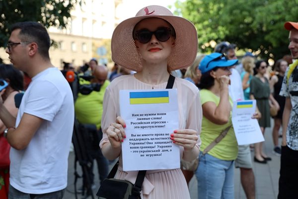 Сред протестиращите пред президентството имаше и украинци, които осъдиха изказванията на държавния глава.

СНИМКА: ГЕОРГИ КЮРПАНОВ - ГЕНК
