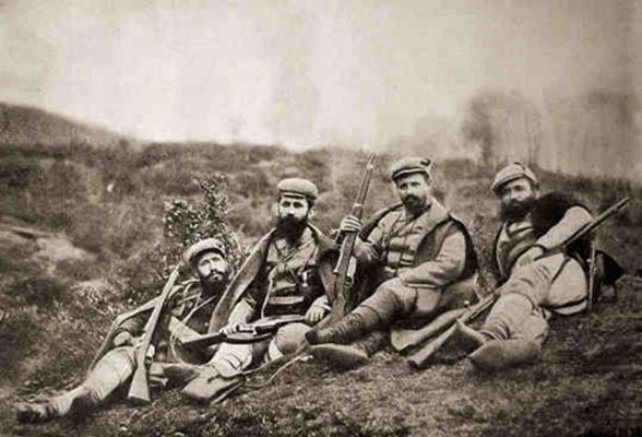 От ляво на дясно: Мише Развигоров, Даме Груев, Ефрем Чучков и Атанас Димитров-Бабата на Скопския конгрес на ВМОРО, 1905 г. (“баба” в случая е турската дума за татко).