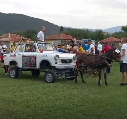 Трабантче, теглено от магаре, се превърна в атракция