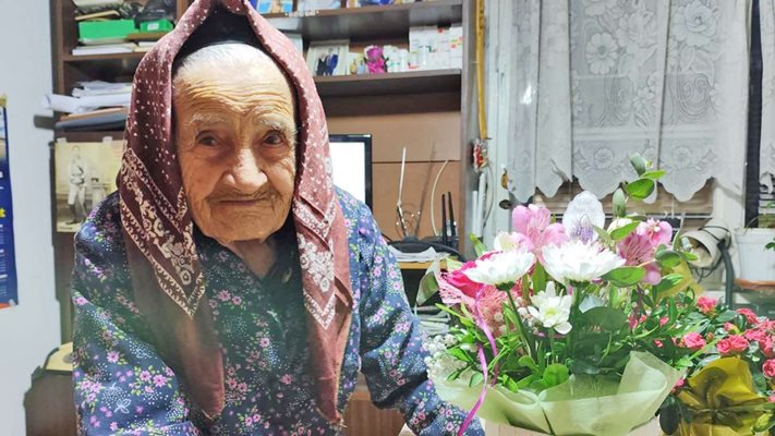 104-годишната баба Неделя сама отглежда сина си