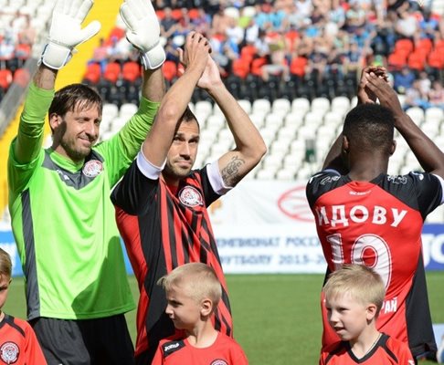 Петър Занев (в средата) поздравява феновете на "Амкар".
