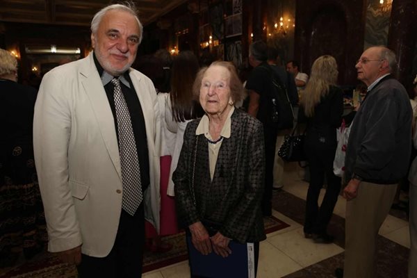 СКарталов с 93-годишна американка, пристигнала специално за тетралогията.