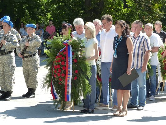 Обществени организации и граждани поднесоха цветя и венци