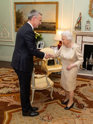 Кралицата посреща генералния секретар на НАТО Йенс Столтенберг