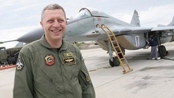 Няма да махат ген. Стойков от ВВС заради сделката за F-16