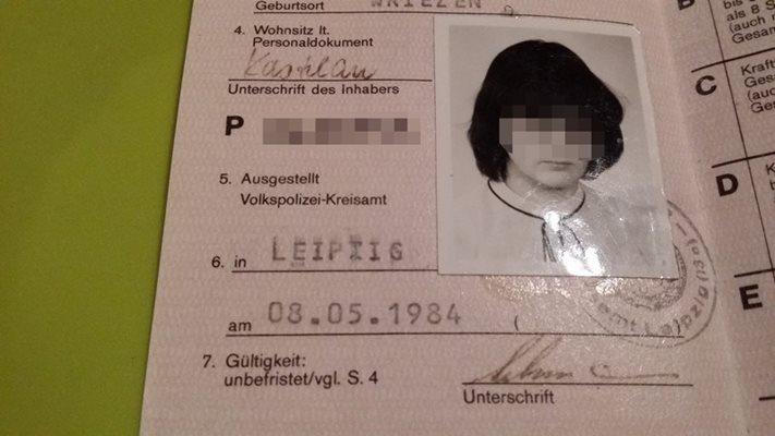 Тази шофьорска книжка, издадена през 1984 г. в ГДР, ще е валидна до 2033 година / Сн. Личен архив Николай Москов