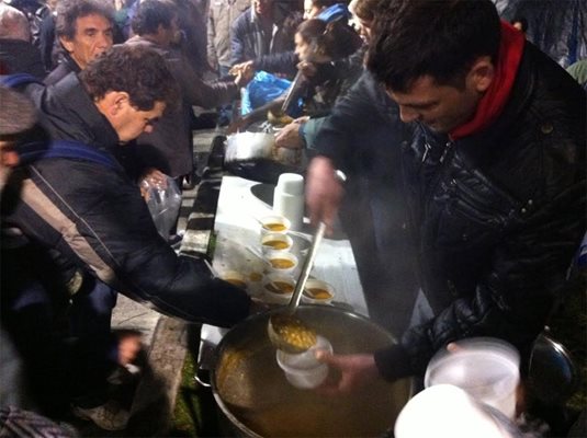 Доброволци раздават храна на протестиращите.