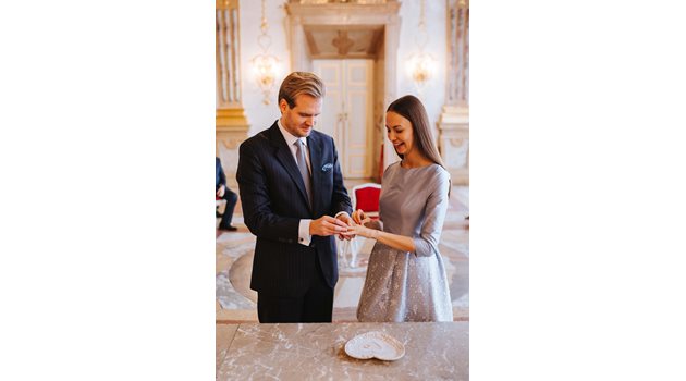 Младоженецът Никлас Майдел поставя пръстена на ръката на Ева.