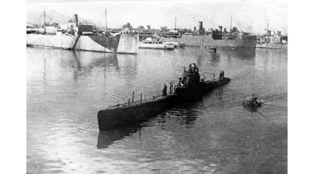 Съветската подводница Щ-213 с едно торпедо покосява “Струма”.