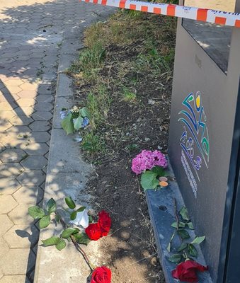 Хората оставяха цветя в памет на невинните жертви.
