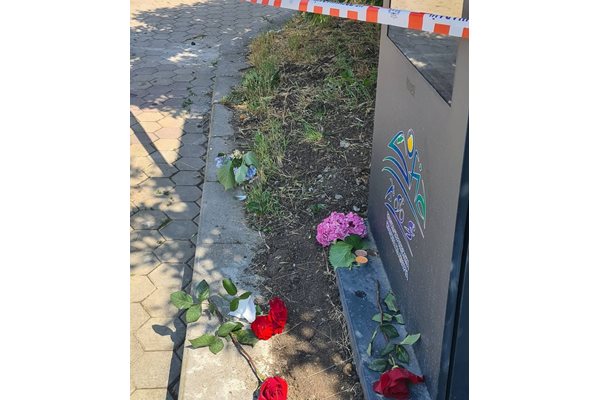 Хората оставяха цветя в памет на невинните жертви.