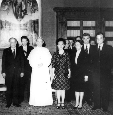 1975 г. Делегация начело с Тодор Живков, в която е и дъщеря му Людмила, на посещение при папата.