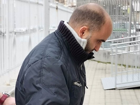 Басмаджиев влезе в съда с наведена глава.