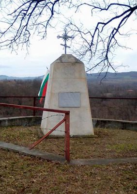 Паметникът край Миндя е с уникален православен кръст, като е дарение от вдовицата на загинал офицер от руската армия.