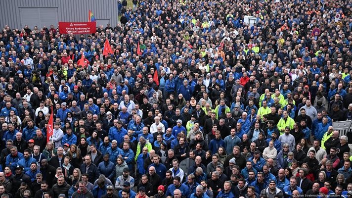 Протест на работещите за Фолксваген в централата на концерна във Волфсбург Снимка: "Дойче веле"