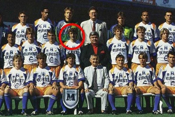 Николай Тодоров-Кайзера (в кръгчето) с отбора на “Кан”.