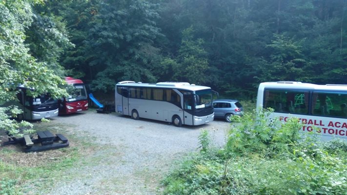 Автобусите, с които гостите пътуваха организирано от Правец до Етрополския манастир и обратно.