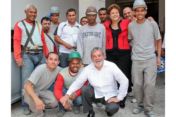 Кандидат-президентката се снима с работници в корабостроителница в Порту Алегре. Клекналият вдясно е сегашният държавен глава Инасиу Лула.
