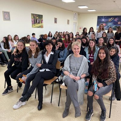 Посланик Ема Хопкинс на среща с млади момичета в Благоевград като част от инициативата “Посланик за един ден”

