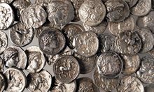 Заловиха младеж да краде старинни монети в чужда къща
