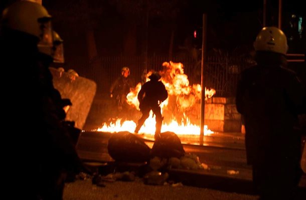 Протестиращи палят коли в Атина.