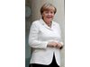 Меркел натиска компании да наемат на работа бежанци
