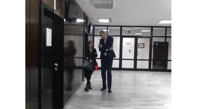 Дъщерята на детегледачката Анна Борисова с адвоката си. Тя се появява за първи път публично. 