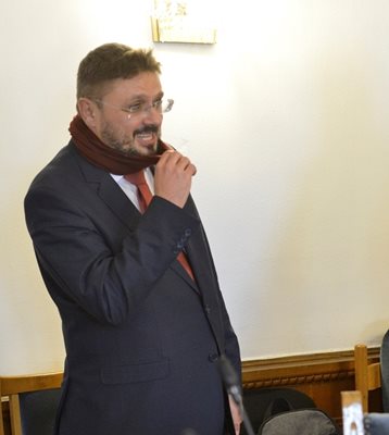 Кирил Вълчев преди изслушването в медийната комисия в парламента